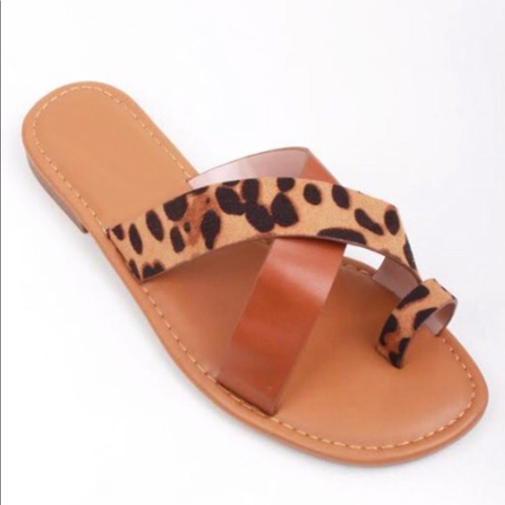 Tan and cheetah print🐆 sandals.
